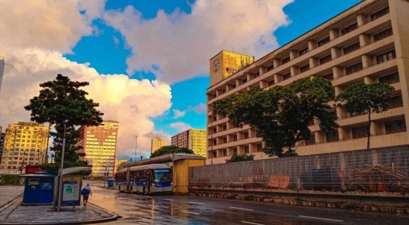 Avenida Guararapes, no Centro do Recife, na manh&atilde; desta segunda-feira (22)