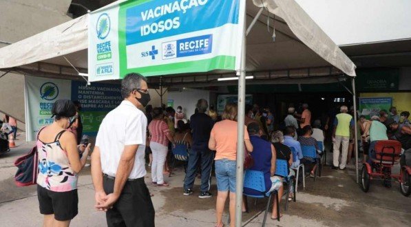Vacina&ccedil;&atilde;o no Gin&aacute;sio de Esportes Geraldo Magalh&atilde;es (Gerald&atilde;o), na Imbiribeira, Zona Sul do Recife, na manh&atilde; desta ter&ccedil;a-feira (23)