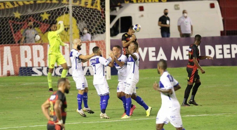 Bruninho, ex-Sport, marcou o gol da vit&oacute;ria do Confian&ccedil;a