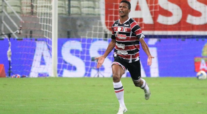 Junior Sergipano comemora gol do Santa Cruz contra o Fortaleza