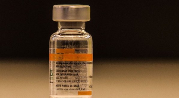 Na quarta-feira (12) o Instituto Butantan entregou mais um milh&atilde;o de doses da Coronavac, vacina contra a covid-19, ao Programa Nacional de Imuniza&ccedil;&otilde;es (PNI)