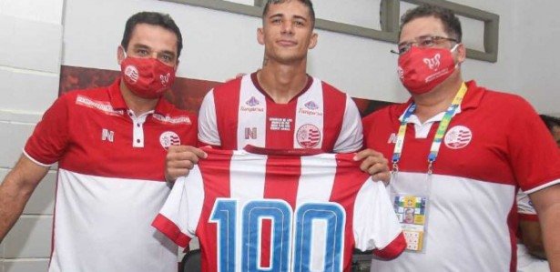 Camutanga celebra marca de 100 jogos com a camisa do Náutico