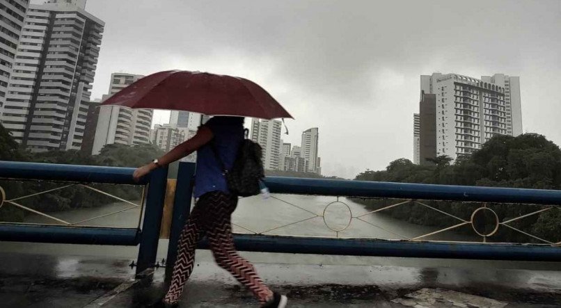 Foto ilustrativa de chuva no Grande Recife