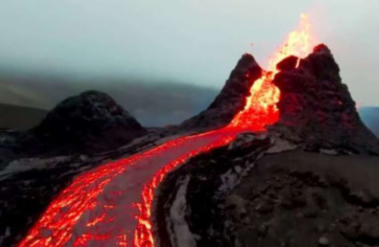 Imagens captadas por drone em voo sobre vulcão na Islândia viralizam