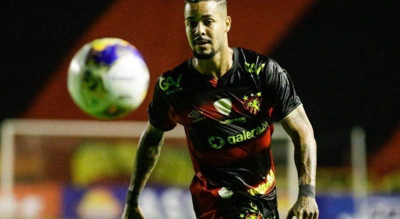 ATACANTE Maxwell não conseguiu se firmar no Sport e é mais um a deixar a Ilha do Retiro na temporada