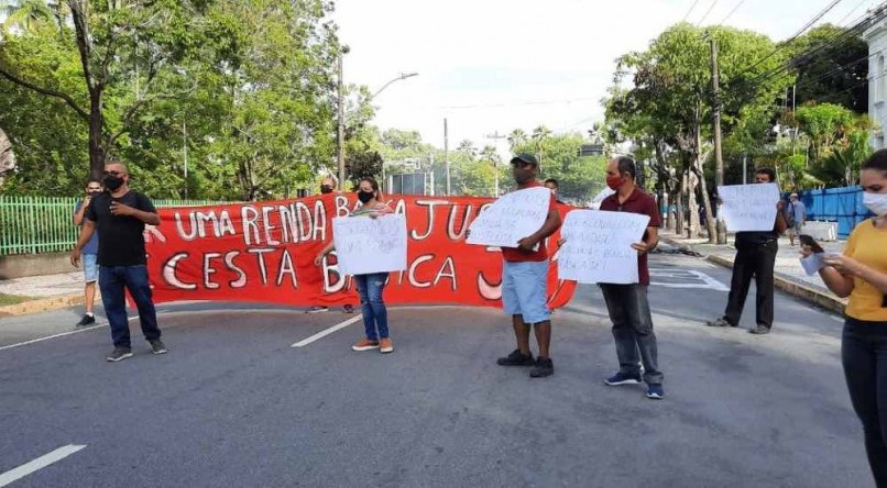 Na Rua Princesa Isabel, Centro do Recife, ambulantes fecharam a via as 6h em frente &agrave; C&acirc;mara de Vereadores no Recife