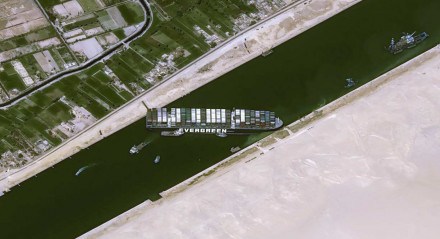 Os proprietários de um navio porta-contêiner gigante que está bloqueando o Canal de Suez disseram que enfrentaram "extrema dificuldade" para reflutuá-lo enquanto o Egito fechava temporariamente uma das rotas marítimas mais movimentadas do mundo.
