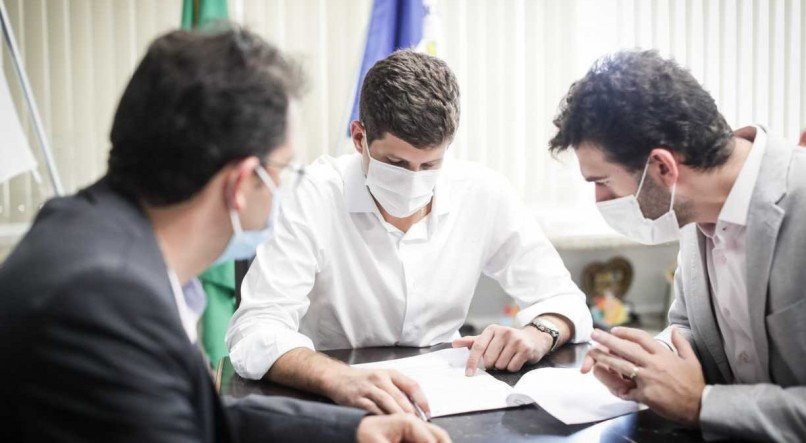 Prefeito do Recife, Jo&atilde;o Campos, assina decreto criando o Cedes/Recife