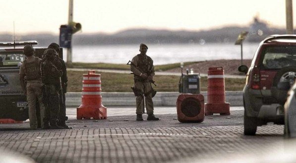 Policial militar dá tiros no Farol da Barra, na Bahia, e provoca pânico; veja vídeo