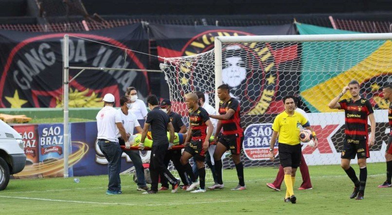 Goleiro do Sport, Carlos Eduardo, se chocou com atleta do Central e sofreu fratura no rosto