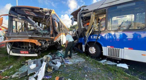 Acidente entre dois &ocirc;nibus aconteceu no bairro de Cidade Tabajara, em Olinda, Grande Recife