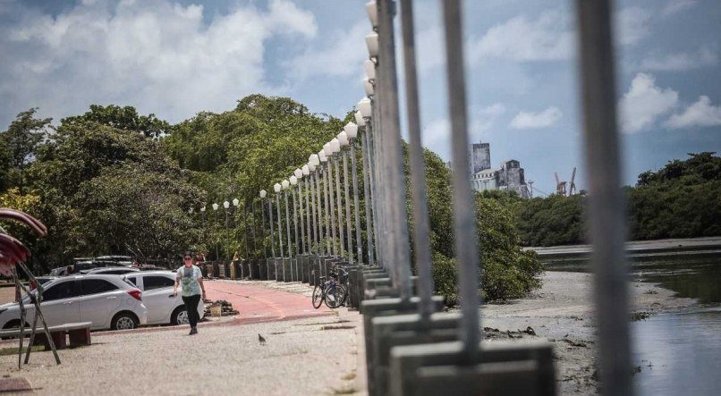 Vandalismo e roubos na rua da Aurora