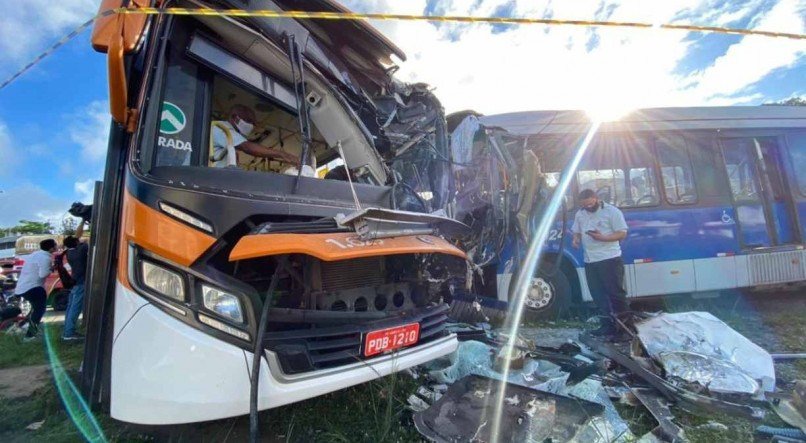 Acidente entre dois &ocirc;nibus aconteceu no bairro de Cidade Tabajara, em Olinda, Grande Recife