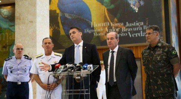 Comandantes do Exército, da Marinha e da Aeronáutica deixam cargos após atrito com Bolsonaro