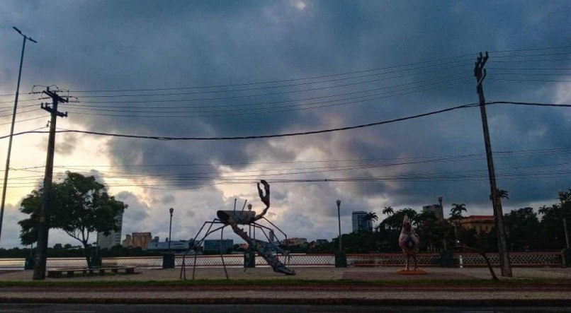 Previs&atilde;o &eacute; de c&eacute;u parcialmente nublado com pancadas de chuva de forma isolada no per&iacute;odo da noite com intensidade fraca a moderada na Regi&atilde;o Metropolitana do Recife
