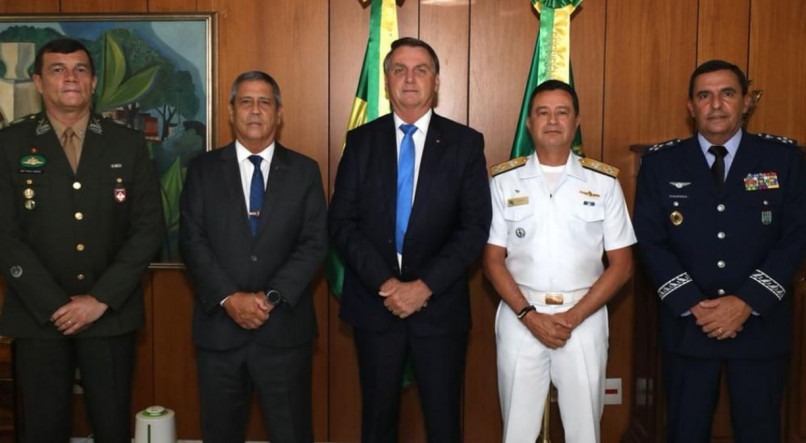Novos comandantes das For&ccedil;as Armadas ao lado do presidente Jair Bolsonaro