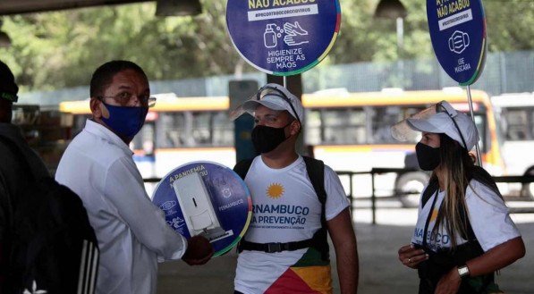 Primeiro dia da fleixibiliza&ccedil;&atilde;o da segunda quarentena no transporte p&uacute;blico do Grande Recife