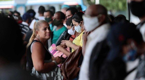 Primeiro dia da fleixibiliza&ccedil;&atilde;o da segunda quarentena no transporte p&uacute;blico do Grande Recife