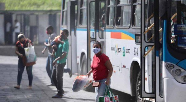 Como n&atilde;o poderia ser diferente - at&eacute; pela urg&ecirc;ncia do tema, que amadurece a cada ano -, o financiamento p&uacute;blico e social do transporte coletivo &eacute; mais um desafio para o futuro governador de Pernambuco. E um dos grandes