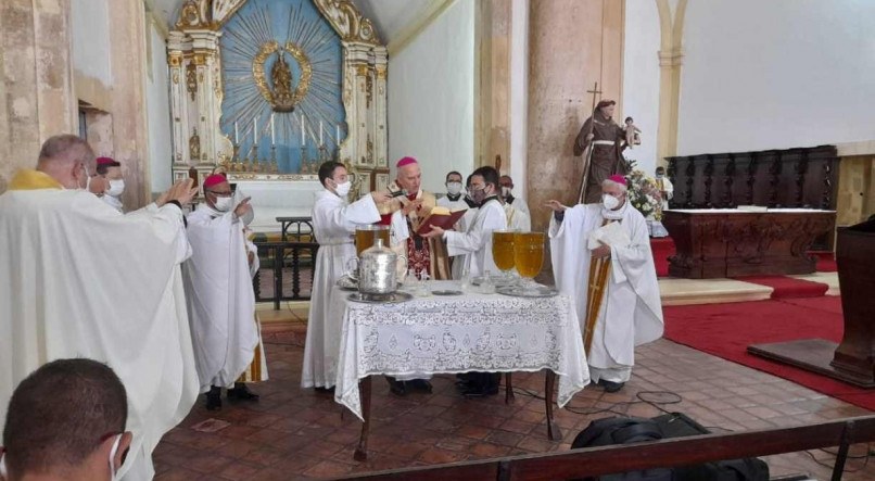 Missa dos Santos &Oacute;leos foi realizada na manh&atilde; desta Quinta-feira Santa (1&ordm;)