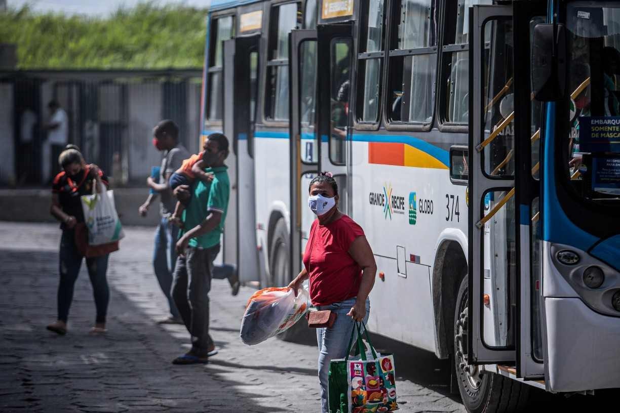 Black Friday: linhas de ônibus que atendem shoppings do Grande Recife terão horário ampliado