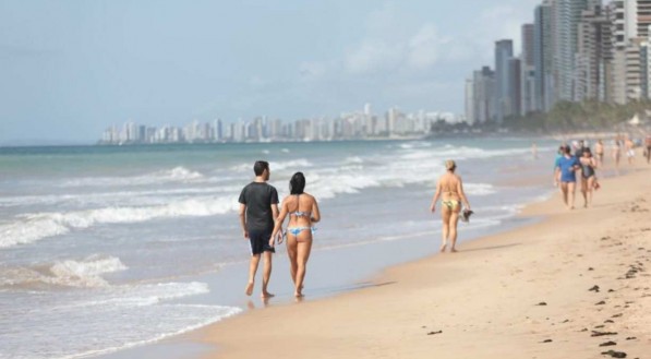 Movimenta&ccedil;&atilde;o tranquila na Praia de Boa Viagem, na manh&atilde; deste s&aacute;bado (3)