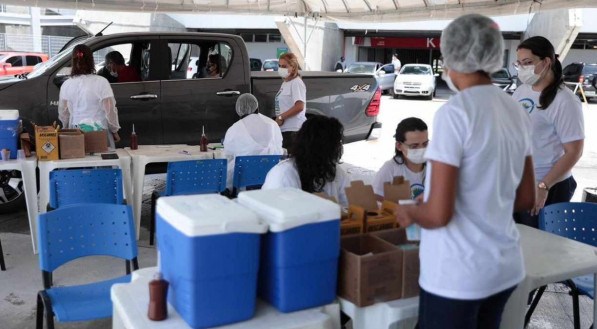 APLICAÇÃO Na capital pernambucana, há 17 pontos para imunização, entre salas e drive-thrus, que funcionam de domingo a domingo