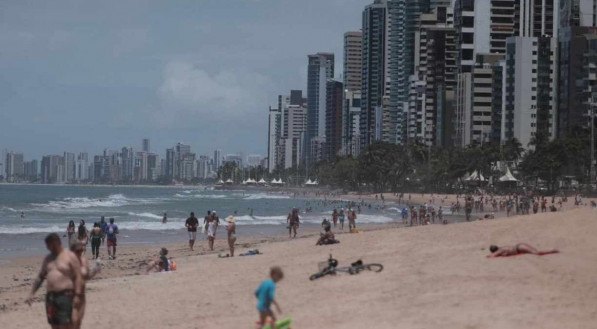 O que se viu na praia de Boa Viagem, na Zona Sul do Recife, foi uma grande movimenta&ccedil;&atilde;o de pessoas nas faixas de areia
