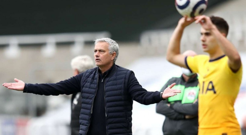 O treinador Jos&eacute; Mourinho &agrave; beira do gramado durante partida do Tottenham