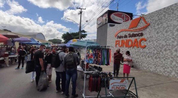 Movimenta&ccedil;&atilde;o na feira de Caruru, no Agreste de Pernambuco, nesta segunda-feira (5)