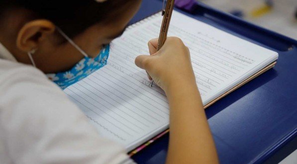 Câmara aprova texto-base de PL que torna escolas serviços essenciais