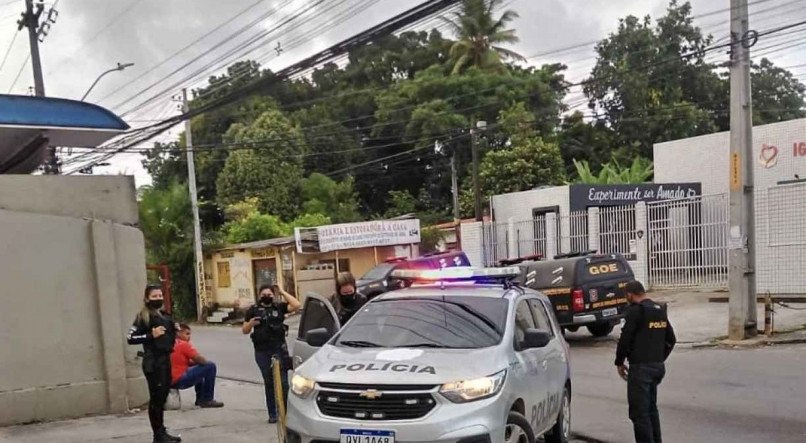 Muitos policiais no Brasil são obrigados a trabalhar em batalhões, pelotões ou delegacias precárias, com falta de equipamentos e recursos básicos, além de lidarem com uma carga horária excessiva