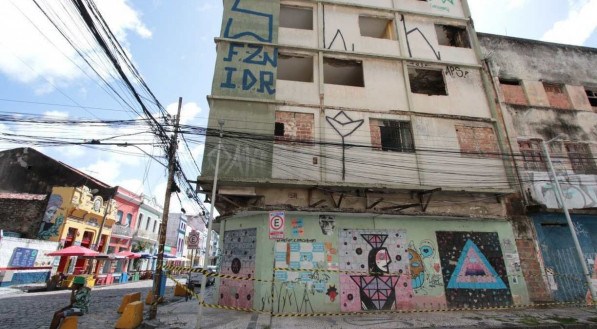VANDALISMO Edif&iacute;cio interditado na Avenida Barbosa Lima &eacute; um dos pichados no Bairro do Recife 