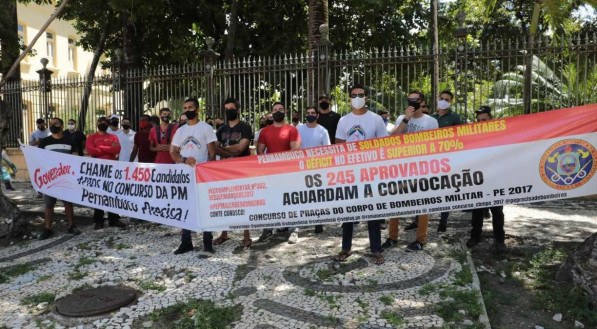 COBRANÇA Em abril, grupo de aprovados fez mobilização em frente ao Palácio do Campo das Princesas