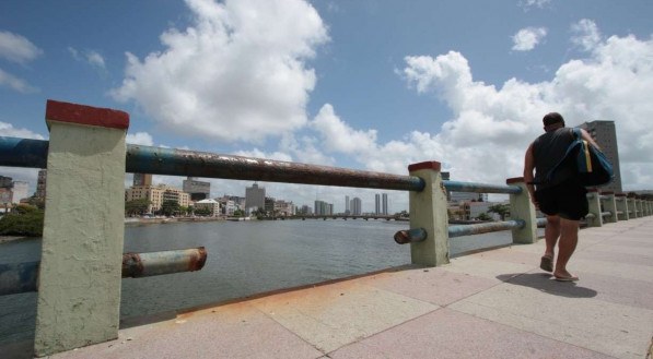 Gradil quebrado na Ponte Girat&oacute;ria que liga o bairro do Recife no cais de Santa Rita no Recife.