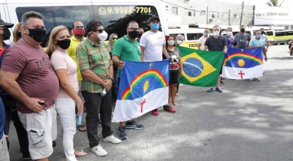 Condutores de transporte escolar fazem protesto na pra&ccedil;a de Jardim S&atilde;o Paulo, na Zona Oeste do Recife