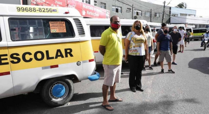 Condutores de transporte escolar fazem protesto na pra&ccedil;a de Jardim S&atilde;o Paulo, na Zona Oeste do Recife