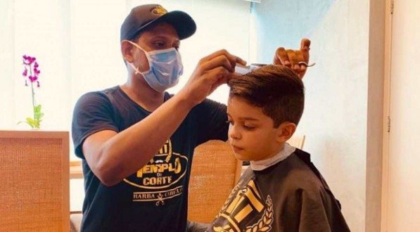 TESOURA Jean em a&ccedil;&atilde;o como barbeiro, no Templo do Corte