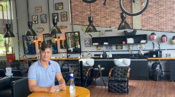 JOGOU NA SELE&Ccedil;&Atilde;O BRASILEIRA Adriano F&eacute;lix agora em sua barbearia, a Oficina da Barba
