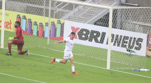 Jean Carlos marcou o segundo gol do N&aacute;utico em cima do Retr&ocirc;
