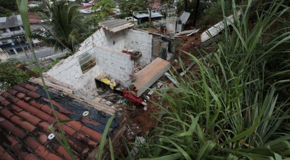 Deslizamento de barreira na madrugada desta segunda-feira (12) atingiu duas casas na comunidade de Jardim Monteverde, no Ibura.