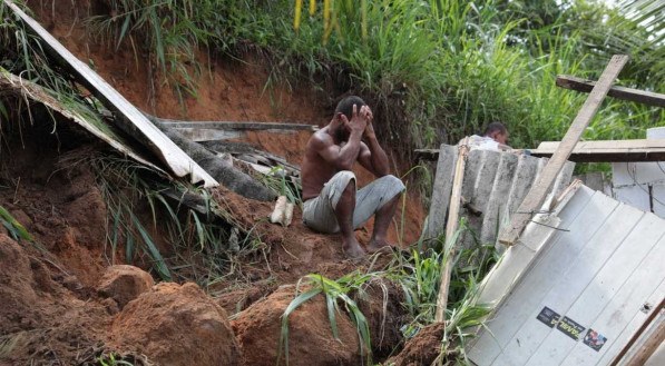 Deslizamento de barreira na madrugada desta segunda-feira (12) atingiu duas casas na comunidade de Jardim Monteverde, no Ibura.