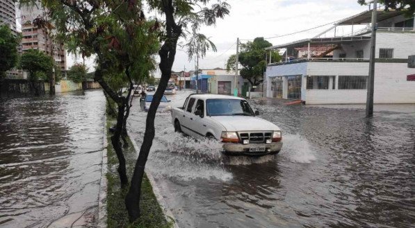 Os efeitos da chuva s&atilde;o vis&iacute;veis nas ruas do Recife e de demais cidades do Estado