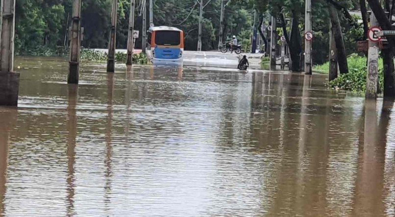 Cruzamento da Avenida Recife com Dois Rios