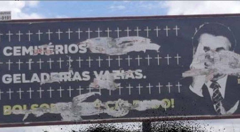 Ao menos dois outdoors de uma a&ccedil;&atilde;o com 25 pe&ccedil;as publicit&aacute;rias foram vandalizados