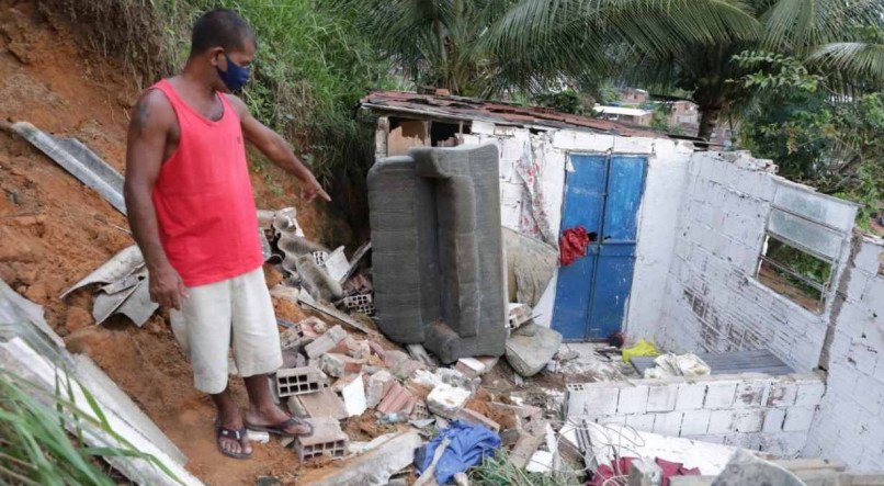 DESESPERO O pedreiro Jos&eacute; Cl&aacute;udio Batista teve a casa completamente destru&iacute;da, na madrugada de ontem, ap&oacute;s deslizamento de barreira no Ibura 