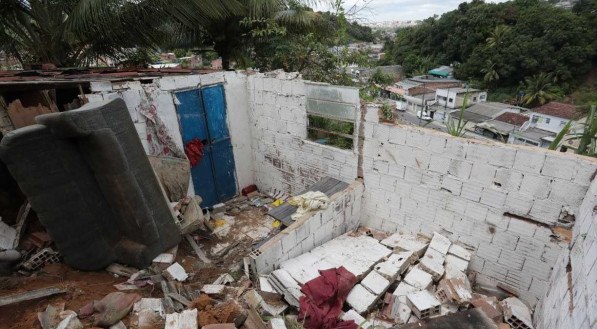 Deslizamento de barreira na madrugada dessa segunda-feira (12) atingiu duas casas na comunidade de Jardim Monteverde, no Ibura.