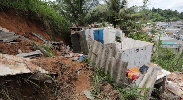 13.04.2021 - Deslizamento de barreira na madrugada desta segunda-feira (12) atingiu duas casas na comunidade de Jardim Monteverde, no Ibura.