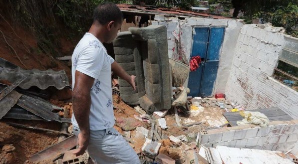 13.04.2021 - Deslizamento de barreira na madrugada desta segunda-feira (12) atingiu duas casas na comunidade de Jardim Monteverde, no Ibura.