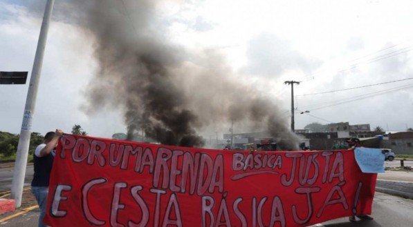 Protesto acontece na Avenida Olinda e bloqueia o sentido Olinda